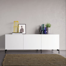 Laden Sie das Bild in den Galerie-Viewer, Piure Sideboard 2020600 in Weiß mit Eckfüßen, im modernen Wohn-Essbereich vor grauer Wand – klar, funktional und skandinavisch inspiriert eingerichtet.