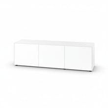 Laden Sie das Bild in den Galerie-Viewer, Freigestelltes Sideboard Piure Nex Pur Box 2020600 in Weiß – 3 Türen, 180 × 50 × 48 cm, minimalistisches Design mit griffloser Front und matter Oberfläche.