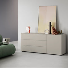 Laden Sie das Bild in den Galerie-Viewer, Piure Nex Pur Box 2023800 in Silk – Design-Sideboard 180×75×48 cm mit Schubladen/Tür, grifflos in Wohnumgebung