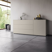 Laden Sie das Bild in den Galerie-Viewer, Piure Nex Pur Box 2023800 in Silk – Design-Sideboard 180×75×48 cm mit Schubladen/Tür, grifflos luftiges Wohnraumbild