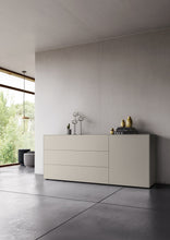 Laden Sie das Bild in den Galerie-Viewer, Wohnliche Szene mit Piure Sideboard 2023800 in Silk – elegantes Stauraummöbel mit ruhiger Ausstrahlung