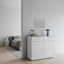 Laden Sie das Bild in den Galerie-Viewer, Piure Nex Pur Box 2033800 in White – Highboard 120×100×48 cm mit 2 Türen und 1 Schubkasten, Mattlack im Schlafzimmerambiente