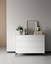 Laden Sie das Bild in den Galerie-Viewer, Nex Pur Box Kommode 1536776 in Weiß mit schwarzen Kufen, stilvoll dekoriert in modernem Interieur.