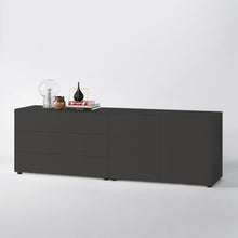 Laden Sie das Bild in den Galerie-Viewer, Sideboardkombination in Graphit mit drei Schubladen links und zwei Türen rechts, dekoriert mit Büchern, Vase, Kugellampe und Keramik auf weißem Hintergrund.