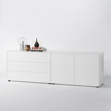 Laden Sie das Bild in den Galerie-Viewer, Weißes Sideboard mit klaren Linien, bestehend aus drei Schubladen links und zwei Türen rechts, mit schlichter Deko auf weißem Hintergrund.