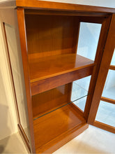 Laden Sie das Bild in den Galerie-Viewer, Innenansicht der Form Exclusiv Premium Vitrine mit Glaseinlegeboden und feiner Holzstruktur, Kirschbaum seidenmatt lackiert, sofort lieferbares Ausstellungsstück.