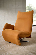 Laden Sie das Bild in den Galerie-Viewer, Detailansicht des Nolte Lounger Miami Relaxsessels in orange – klare Linien, edle Verarbeitung und ergonomische Polsterung in Nappaleder.
