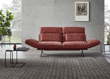 Laden Sie das Bild in den Galerie-Viewer, Designpolstersofa Meda von Nolte mit betonter Sitzfläche und moderner schwarzer Metallfußlösung – in Amarena-Farbton und klarer Formensprache für minimalistische Interiors.