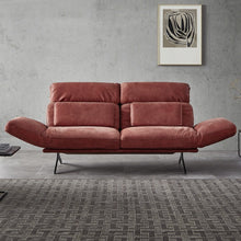 Laden Sie das Bild in den Galerie-Viewer, Designpolstersofa Meda von Nolte mit betonter Sitzfläche und moderner schwarzer Metallfußlösung – in Amarena-Farbton und klarer Formensprache für minimalistische Interiors.