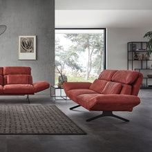 Laden Sie das Bild in den Galerie-Viewer, Relaxsofa Meda von Nolte Polster in Amarena-Rot mit individuell verstellbaren Armlehnen – modernes Design in offenem, lichtdurchflutetem Wohnraum mit Betonwand und großen Fensterfronten.