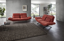 Laden Sie das Bild in den Galerie-Viewer, Seitenansicht des Relaxsofas Meda mit verstellbarer Rückenlehne in tiefrotem Leder – stilvolle Kombination aus Gemütlichkeit und geometrischer Eleganz.