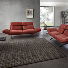 Laden Sie das Bild in den Galerie-Viewer, Seitenansicht des Relaxsofas Meda mit verstellbarer Rückenlehne in tiefrotem Leder – stilvolle Kombination aus Gemütlichkeit und geometrischer Eleganz.