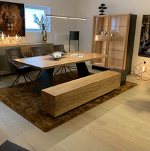 Laden Sie das Bild in den Galerie-Viewer, Riva 1920 Ombra Bench aus Eiche, Raumansicht mit Tisch