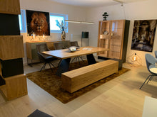 Laden Sie das Bild in den Galerie-Viewer, Ombra Bank Eiche 240 cm vor Vitrine und Esstisch Riva 1920