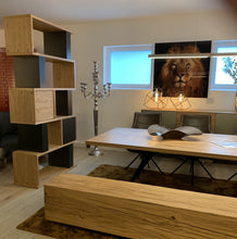Laden Sie das Bild in den Galerie-Viewer, Detail Holzstruktur der Ombra Bank, Eichenblock am Stück