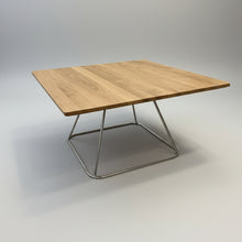 Laden Sie das Bild in den Galerie-Viewer, Beistelltisch K951 – Frontansicht, 75×75×40 cm, Wildeiche & Edelstahl