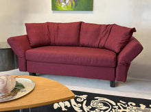 Laden Sie das Bild in den Galerie-Viewer, Schlafsofa Malou von Franz Fertig in Rot, Kiegebreite 130 cm, Ausstellungsstück im Neuzustand