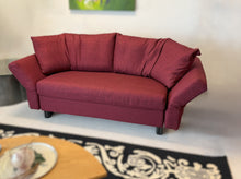 Laden Sie das Bild in den Galerie-Viewer, Schlafsofa Malou von Franz Fertig in Rot, Kiegebreite 130 cm, Ausstellungsstück im Neuzustand Ovalfuß schwarz