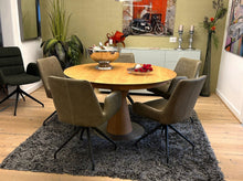 Laden Sie das Bild in den Galerie-Viewer, Design-Esstisch RADON von Scholtissek aus geölter Eiche mit runder Tischplatte und Metallfuß, kombiniert mit drehbaren Lederstühlen im modernen Essbereich auf Hochflorteppich.