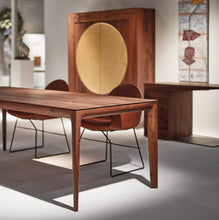 Laden Sie das Bild in den Galerie-Viewer, Scholtissek LUNA Geschirrschrank in astigem Nussbaum mit vergoldetem Kreismotiv,