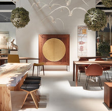 Laden Sie das Bild in den Galerie-Viewer, LUNA Geschirrschrank im Wohnambiente – Nussbaum mit goldener Kreisfront auf filigranem Gestell