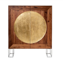 Laden Sie das Bild in den Galerie-Viewer, Scholtissek LUNA Geschirrschrank in astigem Nussbaum mit vergoldetem Kreismotiv, 150×180×42 cm, Freisteller