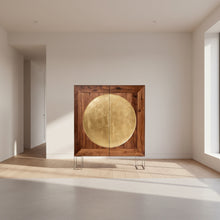 Laden Sie das Bild in den Galerie-Viewer, Scholtissek LUNA Geschirrschrank in astigem Nussbaum mit vergoldetem Kreismotiv, 150×180×42 cm, Freisteller