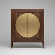 Laden Sie das Bild in den Galerie-Viewer, Scholtissek Geschirrschrank Luns Astnuß mit goldener Front als Freisteller