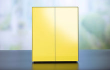 Laden Sie das Bild in den Galerie-Viewer, Scholtissek Geschirrschrank Novus gelb Frontansicht
