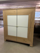 Laden Sie das Bild in den Galerie-Viewer, Großer Schrank Modell Varus von Scholtissek, Frontansicht in knorriger Eiche puro geölt mit Glaseinsatz in weiß satiniertem Optiwhite – Sonderangebot als Lagerware.