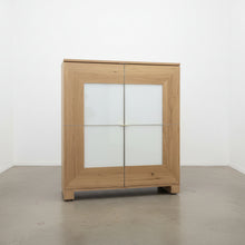 Laden Sie das Bild in den Galerie-Viewer, Großer Schrank Modell Varus von Scholtissek, Frontansicht in knorriger Eiche puro geölt mit Glaseinsatz in weiß satiniertem Optiwhite – Sonderangebot als Lagerware.