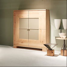 Laden Sie das Bild in den Galerie-Viewer, Mittlerer Schrnak Varus Millieumaufnahme in knorriger Eiche mit Glas sandfarbig