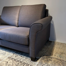 Laden Sie das Bild in den Galerie-Viewer, Seitliche Perspektive des Sofas mit klassischer Linienführung