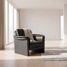 Laden Sie das Bild in den Galerie-Viewer, Sessel Siena – 3/4-Ansicht in schwarzem Nappaleder