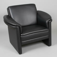Laden Sie das Bild in den Galerie-Viewer, Sessel Siena – Frontansicht, 94×86×85 cm, Nappaleder schwarz
