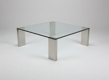 Laden Sie das Bild in den Galerie-Viewer, Glascouchtisch Giava von Solmet, Kristallglasplatte auf Edelstahlgestell, quadratisch 100 x 100 cm