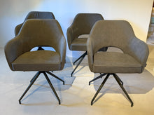 Laden Sie das Bild in den Galerie-Viewer, Vierergruppe Akante Chicago Stühle in grauem Stoffbezug, moderne Rückansicht, schwarzes Metallgestell.