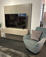 Laden Sie das Bild in den Galerie-Viewer, Gesamtansicht des Sudbrock CUBO TV-Boards mit Lamellenpaneel in Eiche anthrazit und Lackelementen in Kaschmir matt