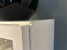 Laden Sie das Bild in den Galerie-Viewer, Nahaufnahme der Vitrinenkorpi der Sudbrock Wohnwand mit Hinweis auf leichte Druckstellen – Ausstellungsware