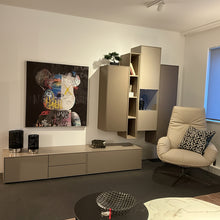 Laden Sie das Bild in den Galerie-Viewer, Sudbrock GAME Wohnwand mit Hängeelementen, Regal und Vitrine in Siena/Terra und Eiche Sahara
