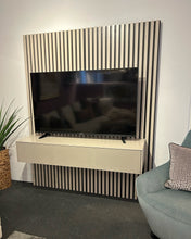 Laden Sie das Bild in den Galerie-Viewer, Hängelowboard mit Lochblechklappe in Kaschmirlack aus der CUBO Serie von Sudbrock