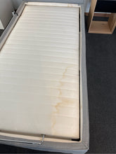 Laden Sie das Bild in den Galerie-Viewer, 
Untermatratze Residenz für Superba Pflegebett – ergonomische 7-Zonen-Technologie, Detail Wasserschaden