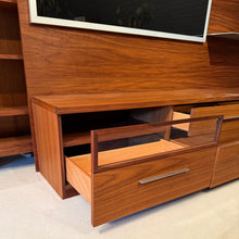 Laden Sie das Bild in den Galerie-Viewer, Detailansicht der Schublade mit Glasfront des Amar TV-Schranks in Nussbaum von AERA DESIGN