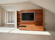 Laden Sie das Bild in den Galerie-Viewer, TV-Schrank Amar von AERA Design in edlem Nussbaum – moderne Paneelwand mit Schubladen und Regalen in Frontansicht