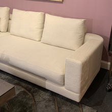 Laden Sie das Bild in den Galerie-Viewer, Gerundete Armlehne des Violetta Sofas Belisa – elegantes Design in hochwertigem Stoff