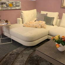 Laden Sie das Bild in den Galerie-Viewer, Gemütliches Ecksofa Violetta Belisa in Offwhite mit Longchair links – Ausstellungsstück bei Möbel Zeppenfeld