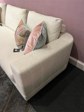 Laden Sie das Bild in den Galerie-Viewer, Detailansicht Rücken- und Sitzkissen des Sofas Belisa von Violetta – bequemer Boxspring-Sitzkomfort