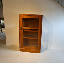 Laden Sie das Bild in den Galerie-Viewer, Form Exclusiv Vitrine „Premium“ 1-türig in Kirschbaum, Frontansicht im Raum, Ausstellungsstück mit Original-Transportleisten, feine Messingbeschläge, sofort verfügbar.
