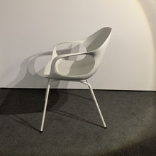Laden Sie das Bild in den Galerie-Viewer, Kristalia Elephant Chair Stuhl Polyurethan weiß, 4-Fuß Designmöbel Italienisch - Möbelhaus H. Zeppenfeld GmbH