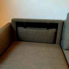 Laden Sie das Bild in den Galerie-Viewer, Rückenverstellung und klappbare Nackenstützen – Sofa MELLOW Ausstellung bei Möbel Zeppenfeld